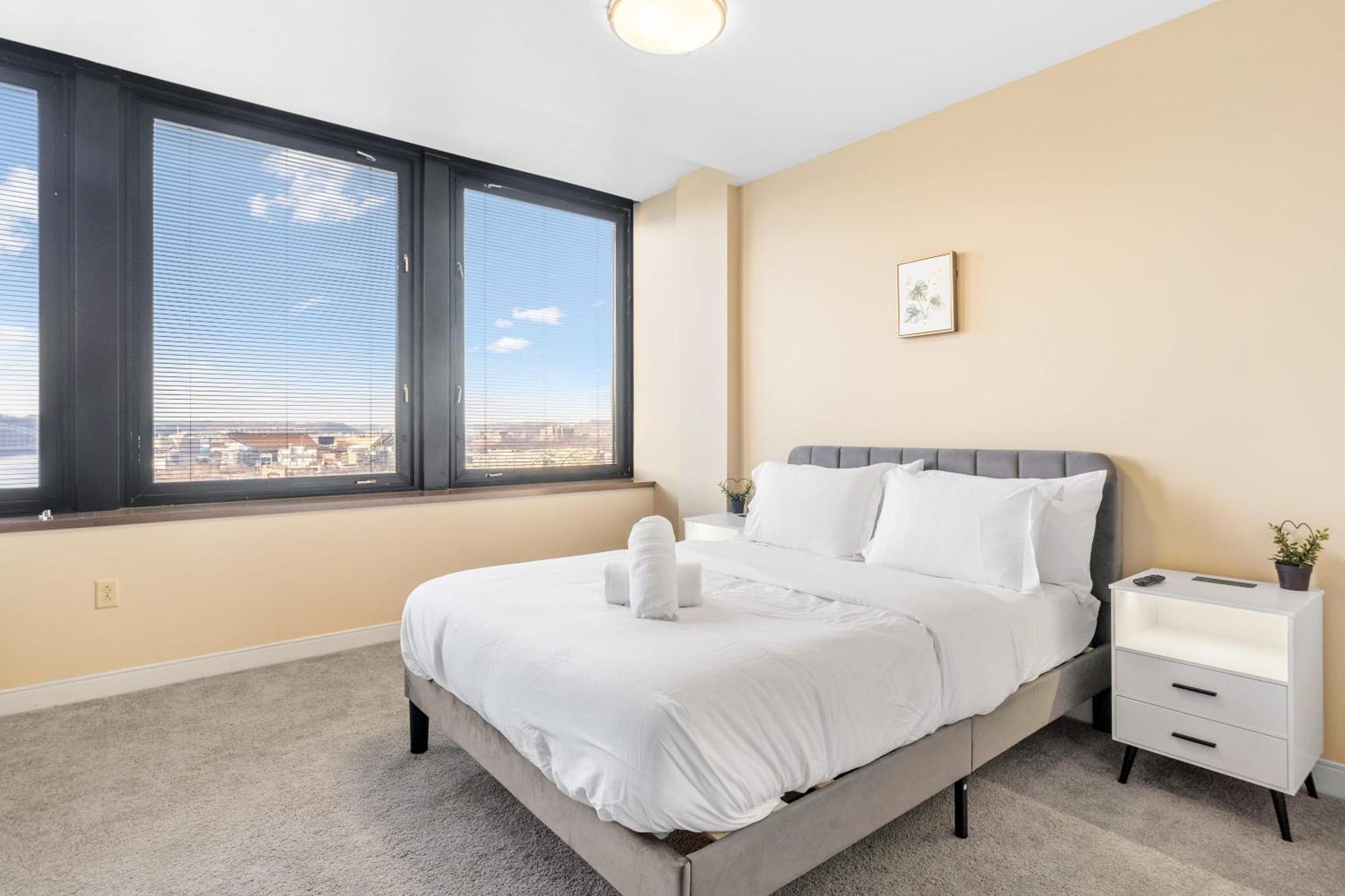 Luxury High Rise 1Bd River Views Downtown Питтсбург Экстерьер фото